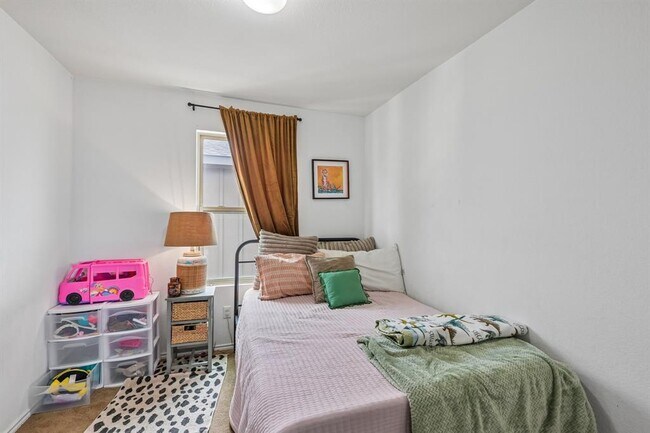 Building Photo - 216 La Dera Dr