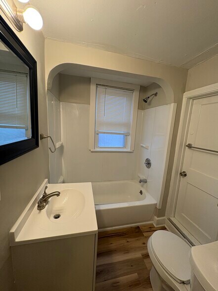 Building Photo - 10012 Robinson Ave