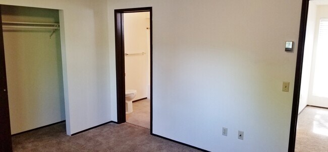 Building Photo - 757