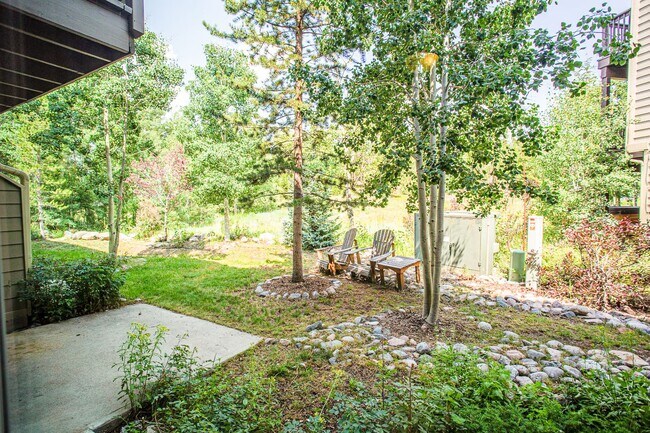 Building Photo - Convenient Location! Lots of Space and Lig...