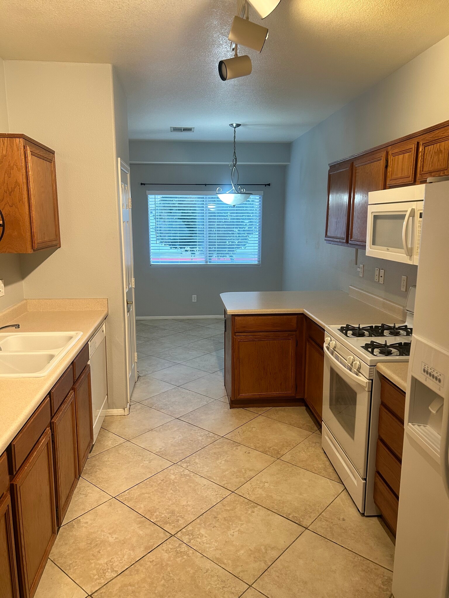 Building Photo - 85 Falcon Feather Way