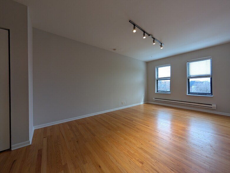 Building Photo - 2832 W Palmer St