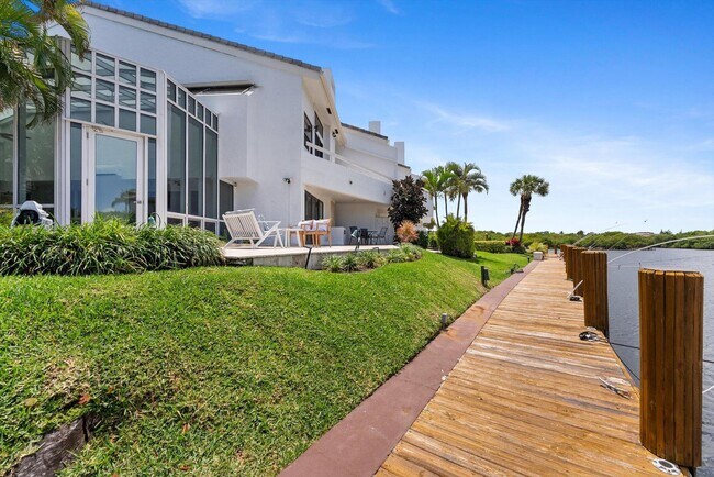 Building Photo - 1013 Bel Air Dr