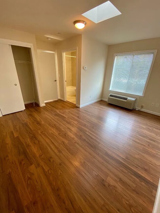 Building Photo - Townhouse Style Duplex 2 bedroom 2.5 baths...