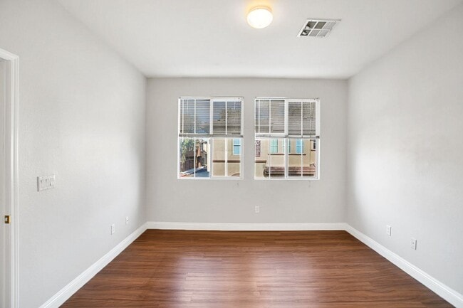 Building Photo - 2 Bed, Den, 1 Car Garage, Gated Northwest Condo