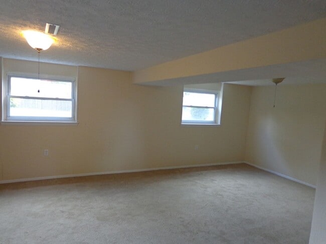 Building Photo - Inviting 3-Bedroom Split-Level Home with E...