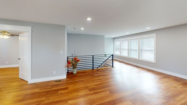 Building Photo - 316 S 17th St