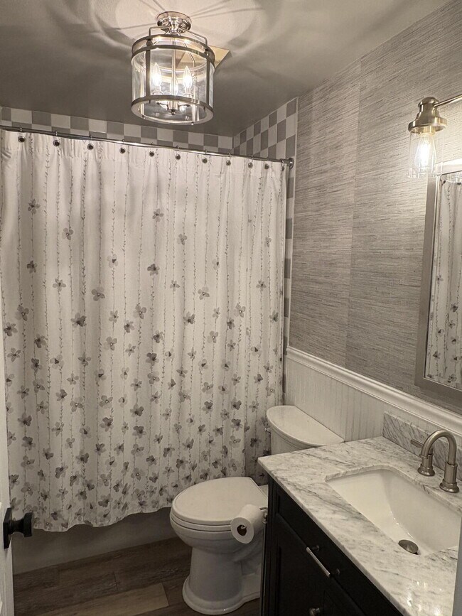 Building Photo - Spacious home in country setting, yet close to amenities