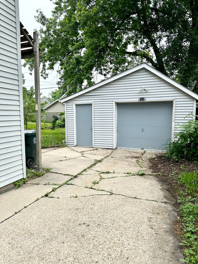 Building Photo - 2505 Dahle St