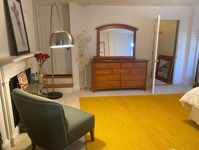 Building Photo - 1720 Bolton St