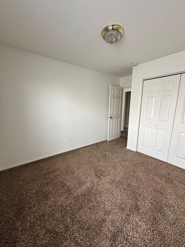 Building Photo - Lovely 3 Bedroom Apartment- Close to Schools/Parks!