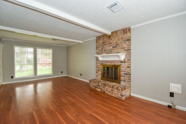 Building Photo - LARGE RECENTLY REMODELED 4 BEDROOM 2.5 BAT...