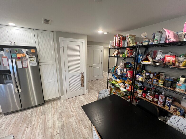 Building Photo - 118 Holland St