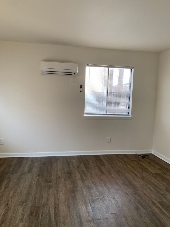 Building Photo - Renovated 1st Floor 1 Bedroom, 1 Bath Cond...