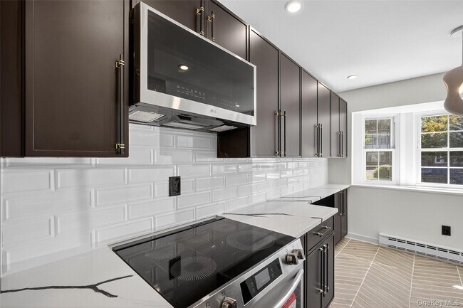 Building Photo - 8 Roundtree Ct