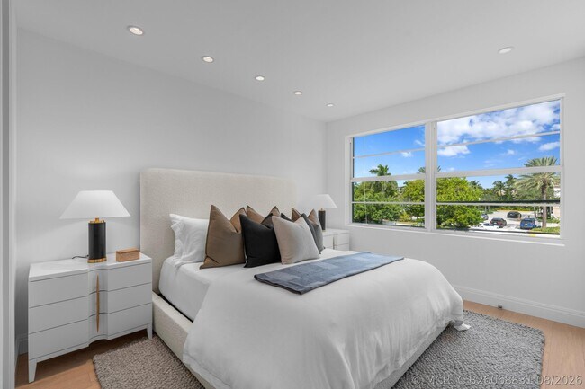 Building Photo - 255 Royal Poinciana Way
