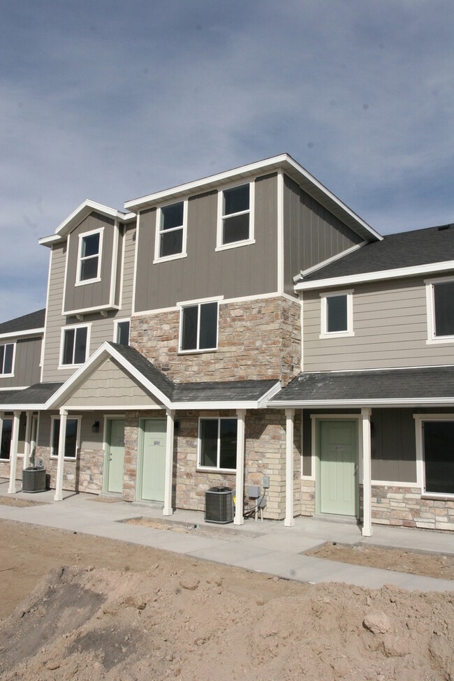 Building Photo - 3 Bed 2 bath Townhouse for Rent