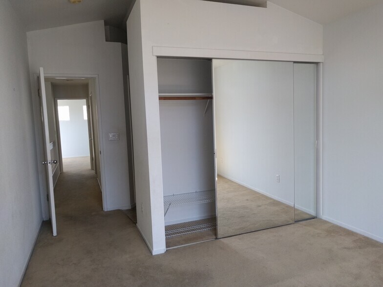 Building Photo - 5674 Impatiens Cmn