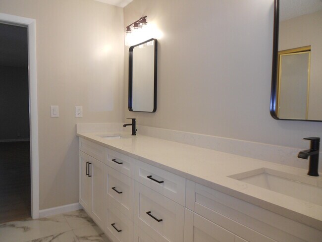 Building Photo - 13809 Royal Palm Ct