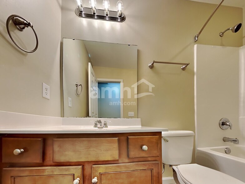 Building Photo - 195 Meadow Wood Rd