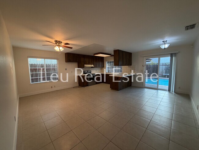 Building Photo - 5020 Village Wood Dr