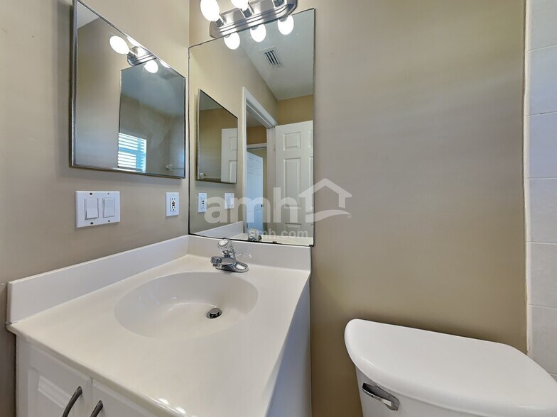 Building Photo - 5869 NW Leghorn Ave