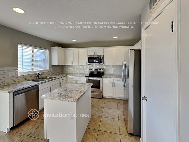 Building Photo - 15917 W Cottonwood St