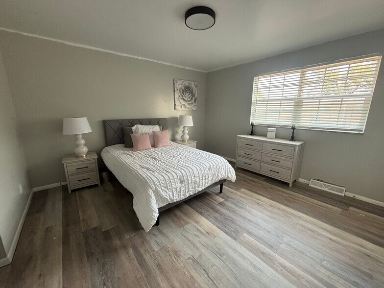 Building Photo - Colonial Park Townhomes