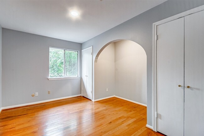 Building Photo - 201 Vanderpool Ln