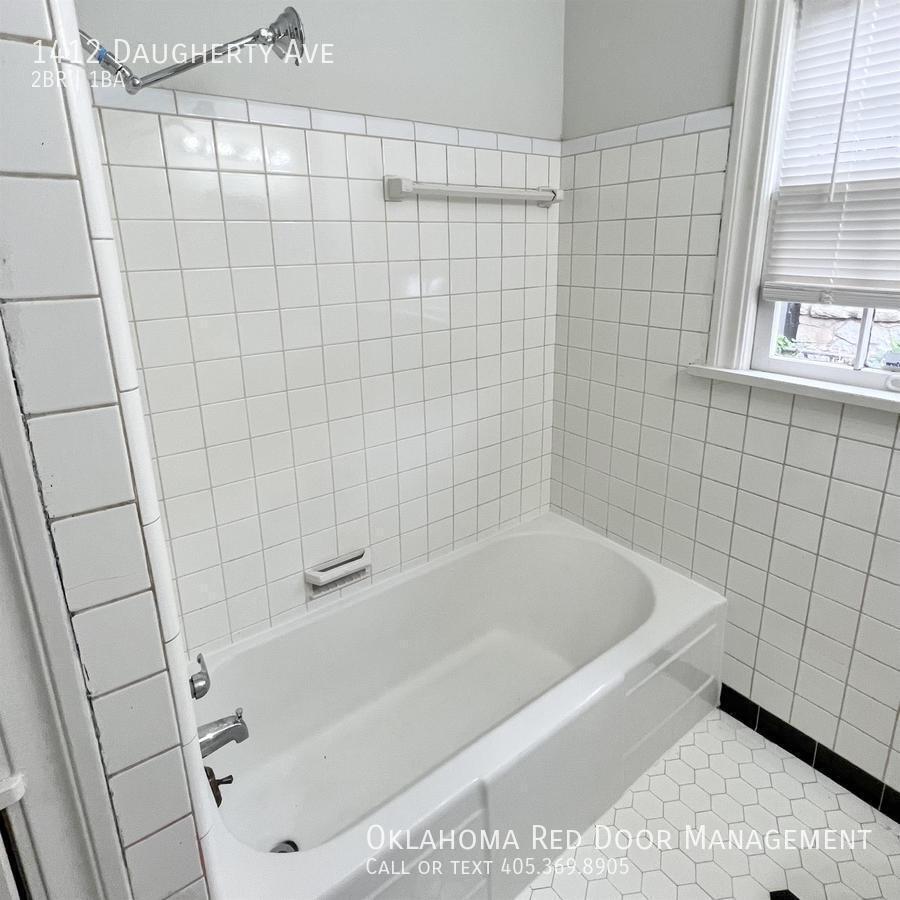 Building Photo - 1412 daugherty Ave