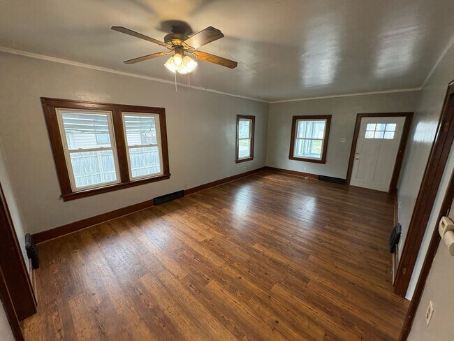 Building Photo - 2 Bedroom / 1 Bathroom Home for Rent!