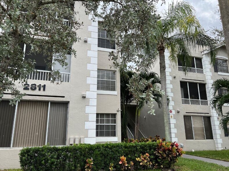 Building Photo - 2811 N Oakland Forest Dr