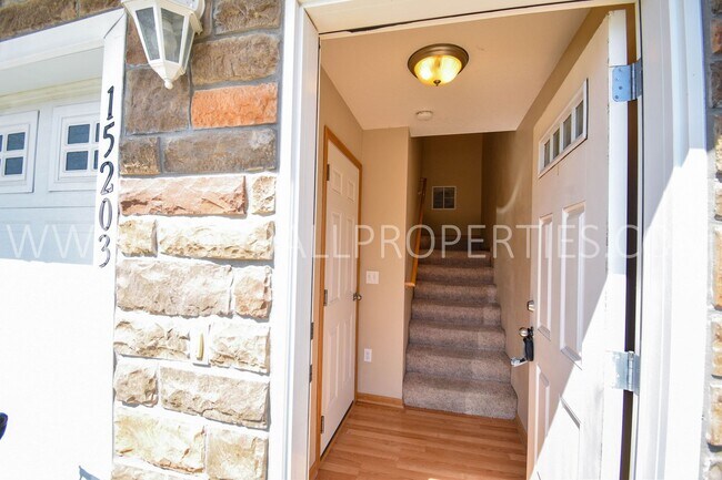 Building Photo - 2 Bedroom, 2 1/2 Bath Townhome in Urbandale with a 2-Car attached garage