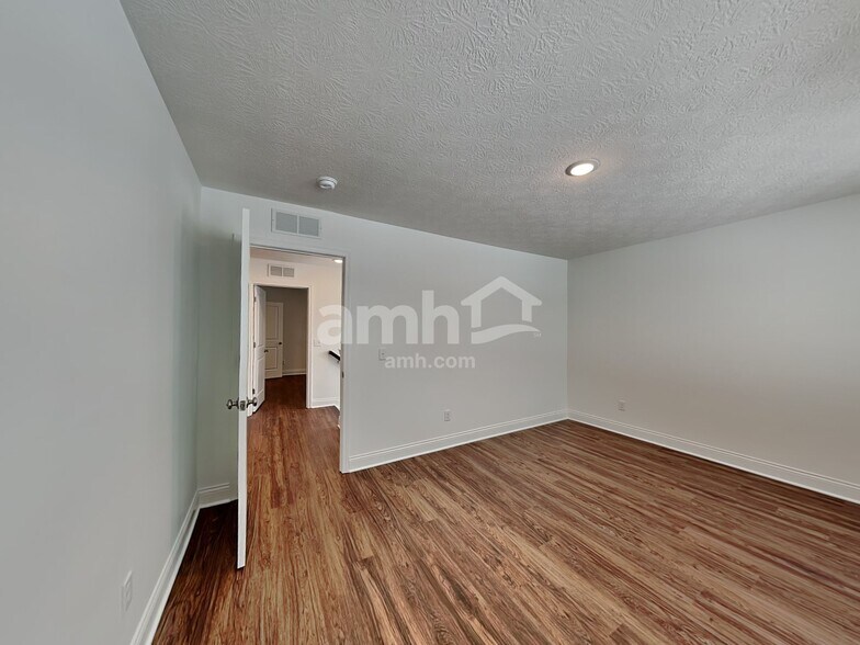 Building Photo - 886 Castor Dr