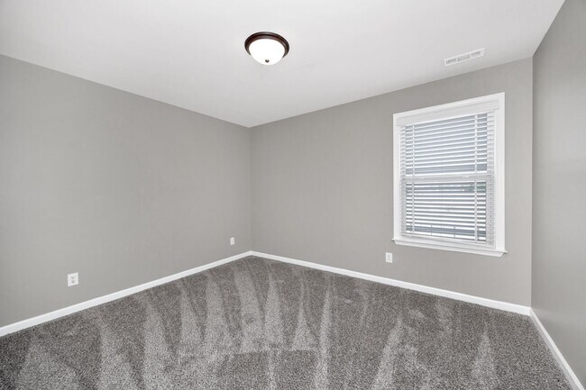 Building Photo - Fresh Paint & New Carpet! 4BR with Fenced Yard