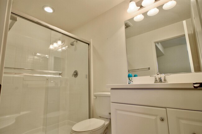 Building Photo - 950 N Chaparral Ln