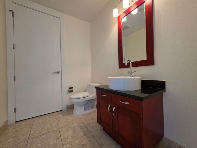 Building Photo - Fantastice High Rise with Full City Views!