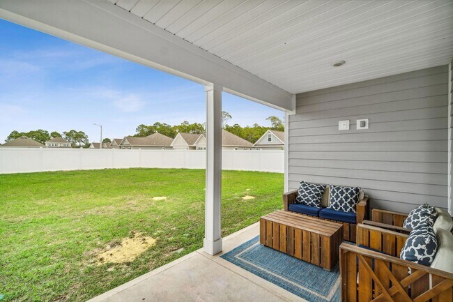 Building Photo - 627 Las Roblas Grande Dr