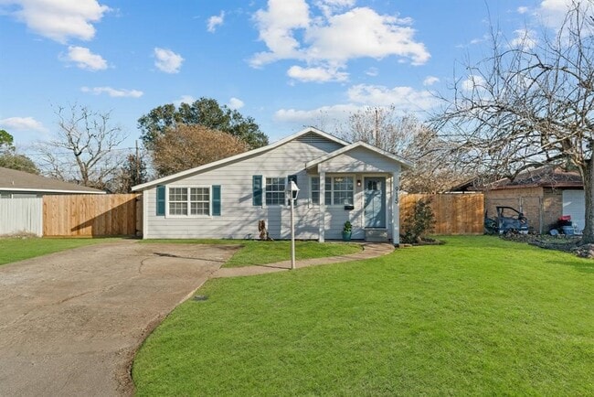 Primary Photo - 915 Avenue E