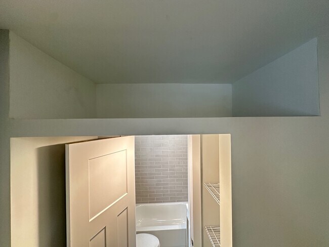Building Photo - 508 W Belmont Ave