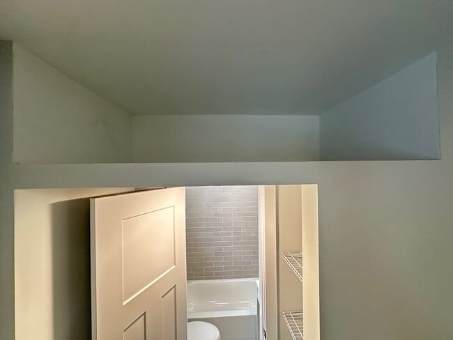 Building Photo - 545 W Belmont Ave