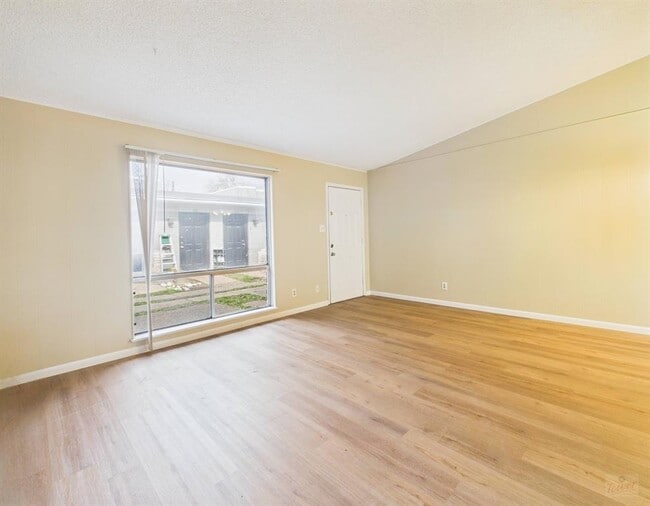 Building Photo - 616 W 51st St