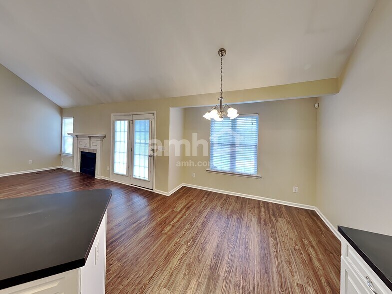 Building Photo - 1005 Matheus Dr