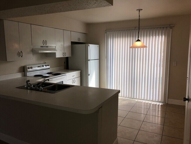 Building Photo - Spacious 2 Bedroom, 1 Bathroom Condo