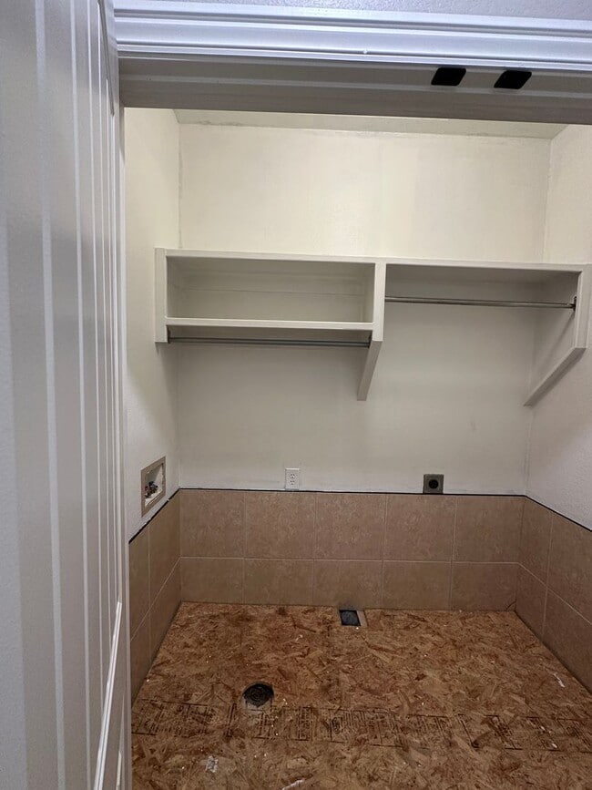 Building Photo - $2000 Move-In-Special