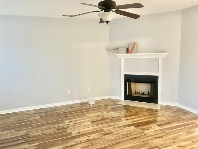 Building Photo - Charming 3BR Townhouse Near Shopping & Doctors Hospital