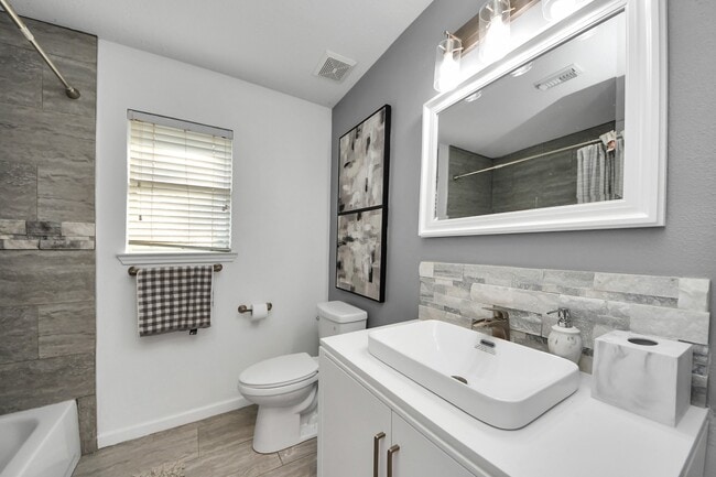 Building Photo - 17618 Fairgrove Park Dr