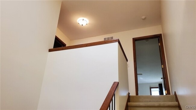 Building Photo - 461 Summerhaven Dr N