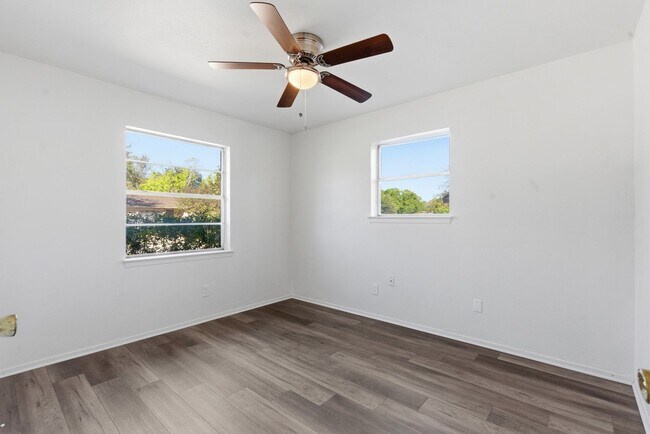 Building Photo - Amazing in Arlington