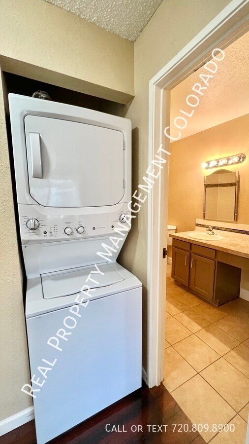 Building Photo - Freshly Updated Condo in Highline Meadows